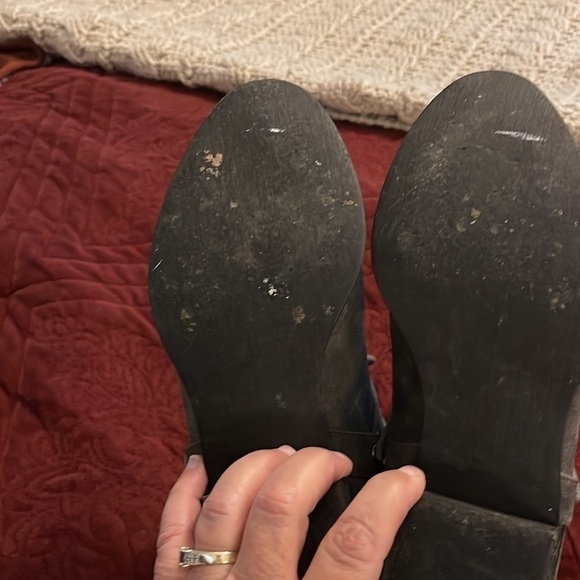 Women’s 9.5 ankle boots gray suede feel. Side zipper lace up front for fit - Picture 7 of 8